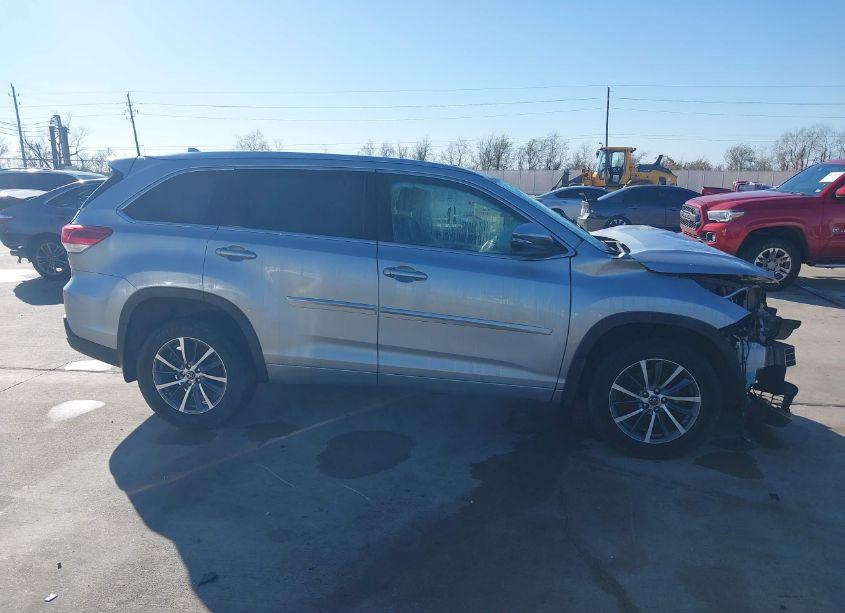 Photo 13 of 2017 Toyota Highlander XLE (VIN 5TDJZRFH7HS361665)