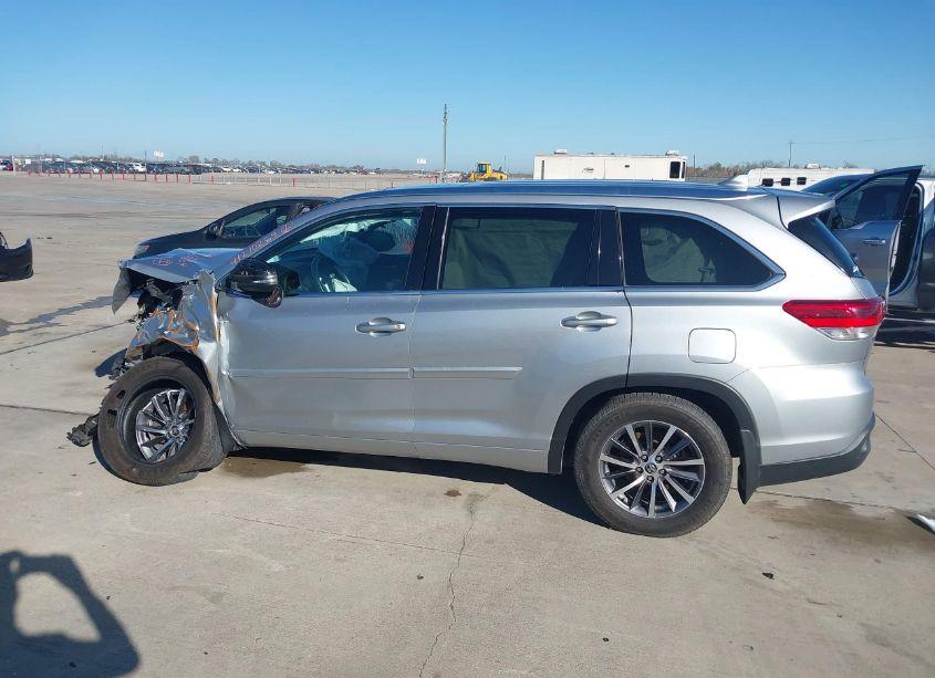 Photo 14 of 2017 Toyota Highlander XLE (VIN 5TDJZRFH7HS361665)