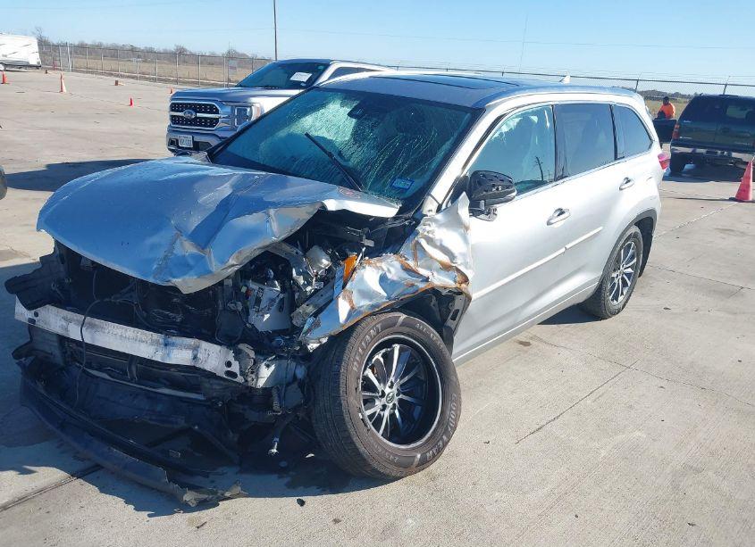 Photo 2 of 2017 Toyota Highlander XLE (VIN 5TDJZRFH7HS361665)