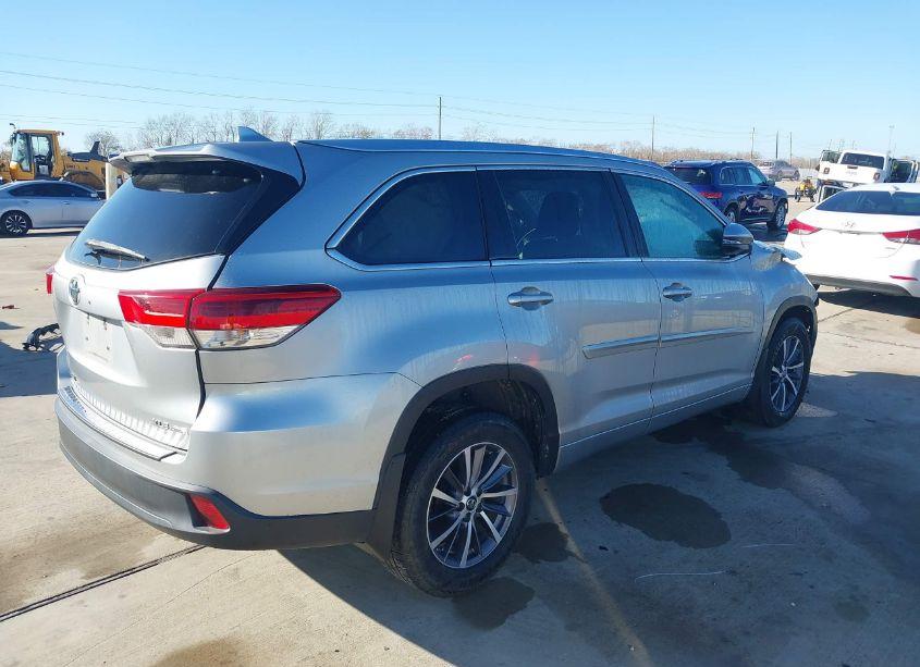Photo 4 of 2017 Toyota Highlander XLE (VIN 5TDJZRFH7HS361665)