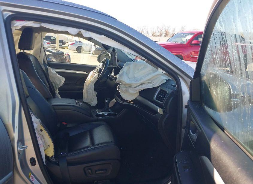 Photo 5 of 2017 Toyota Highlander XLE (VIN 5TDJZRFH7HS361665)