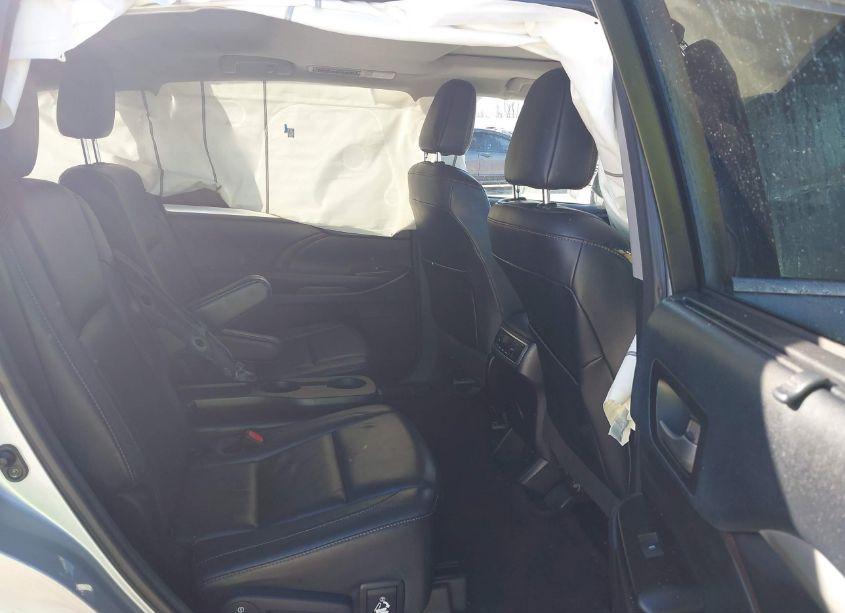 Photo 8 of 2017 Toyota Highlander XLE (VIN 5TDJZRFH7HS361665)