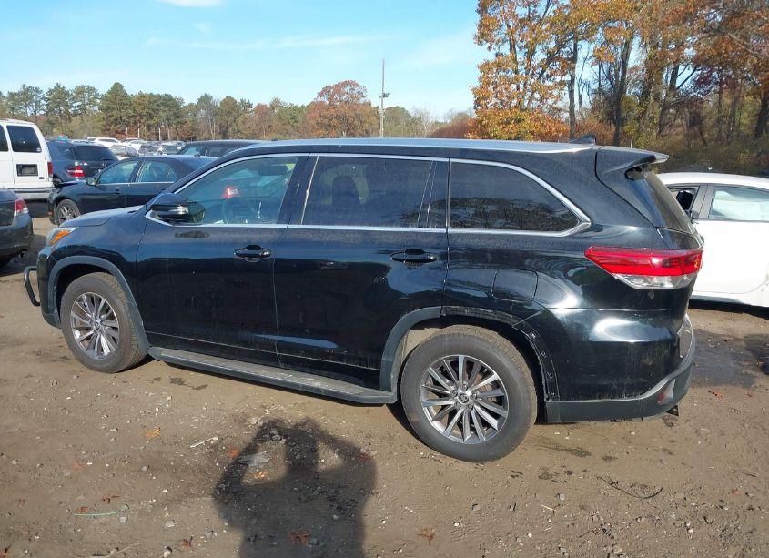 Photo 14 of 2017 Toyota Highlander XLE (VIN 5TDJZRFH7HS381043)