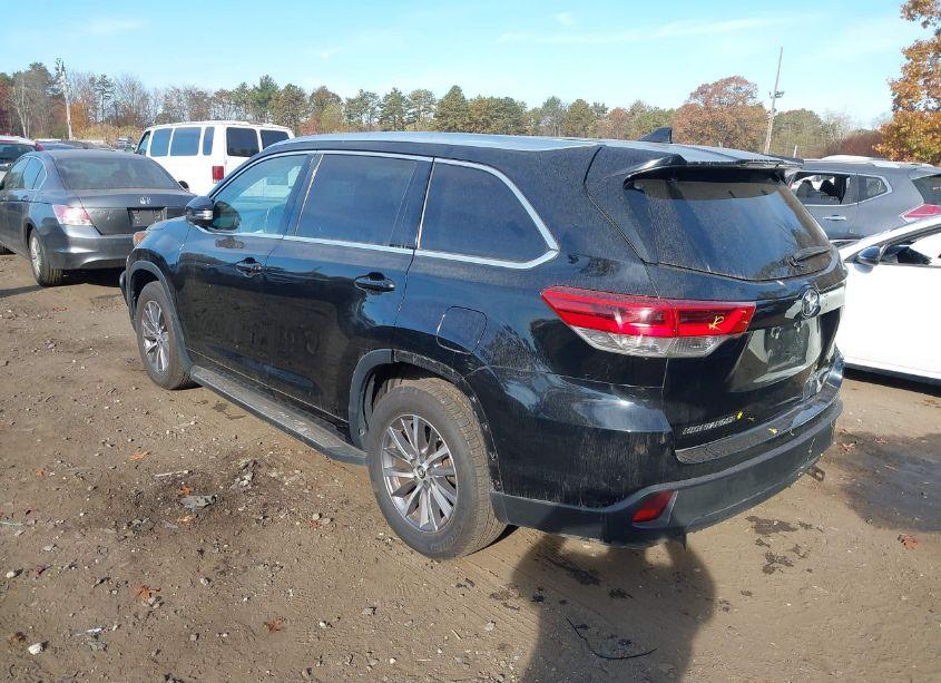 Photo 3 of 2017 Toyota Highlander XLE (VIN 5TDJZRFH7HS381043)