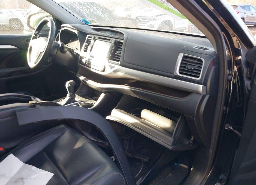 Photo 5 of 2017 Toyota Highlander XLE (VIN 5TDJZRFH7HS381043)