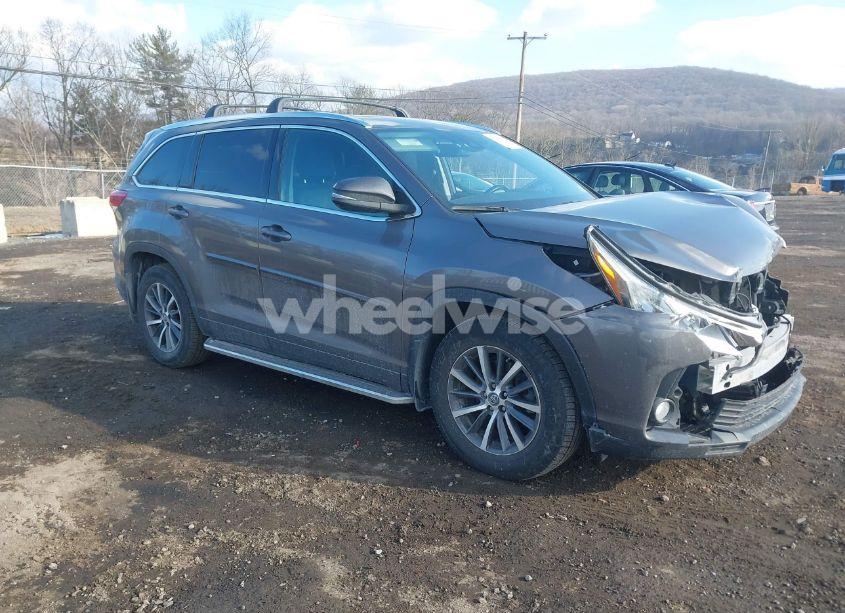 2017 Toyota Highlander XLE (VIN 5TDJZRFH7HS381110) main photo