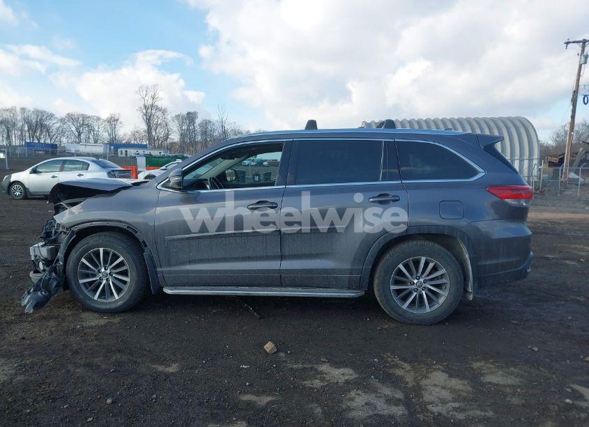 Photo 14 of 2017 Toyota Highlander XLE (VIN 5TDJZRFH7HS381110)