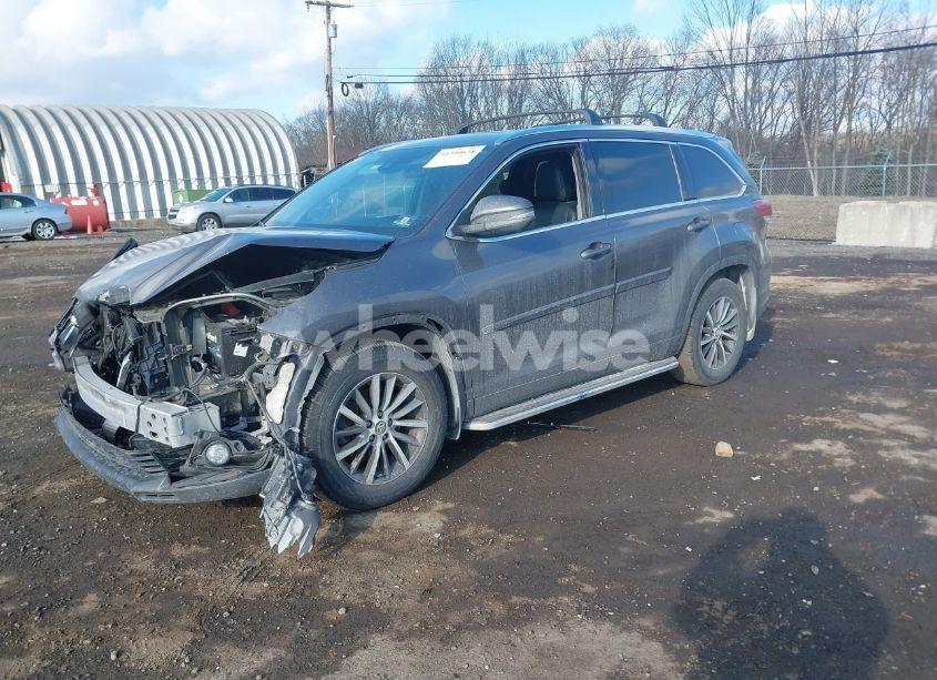 Photo 2 of 2017 Toyota Highlander XLE (VIN 5TDJZRFH7HS381110)