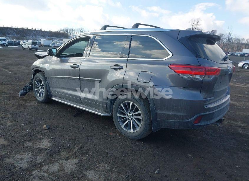 Photo 3 of 2017 Toyota Highlander XLE (VIN 5TDJZRFH7HS381110)