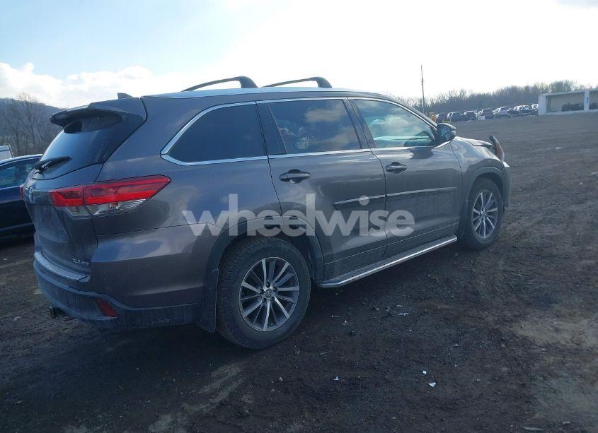 Photo 4 of 2017 Toyota Highlander XLE (VIN 5TDJZRFH7HS381110)