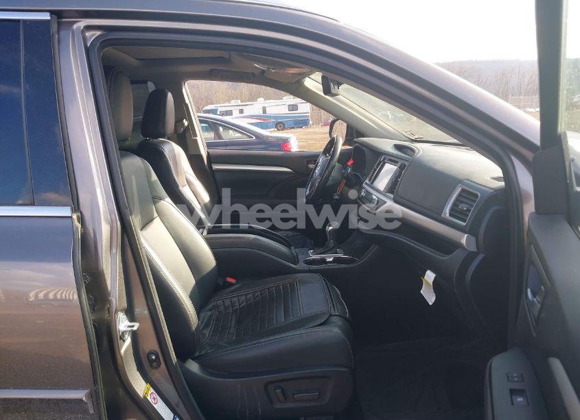 Photo 5 of 2017 Toyota Highlander XLE (VIN 5TDJZRFH7HS381110)