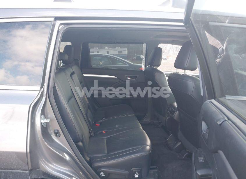 Photo 8 of 2017 Toyota Highlander XLE (VIN 5TDJZRFH7HS381110)