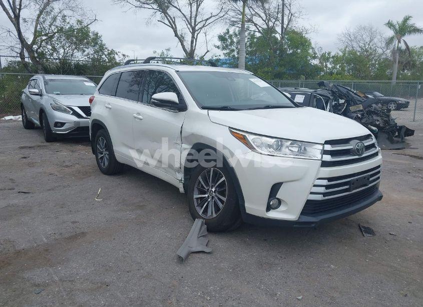 2017 Toyota Highlander XLE (VIN 5TDJZRFH7HS451253) main photo