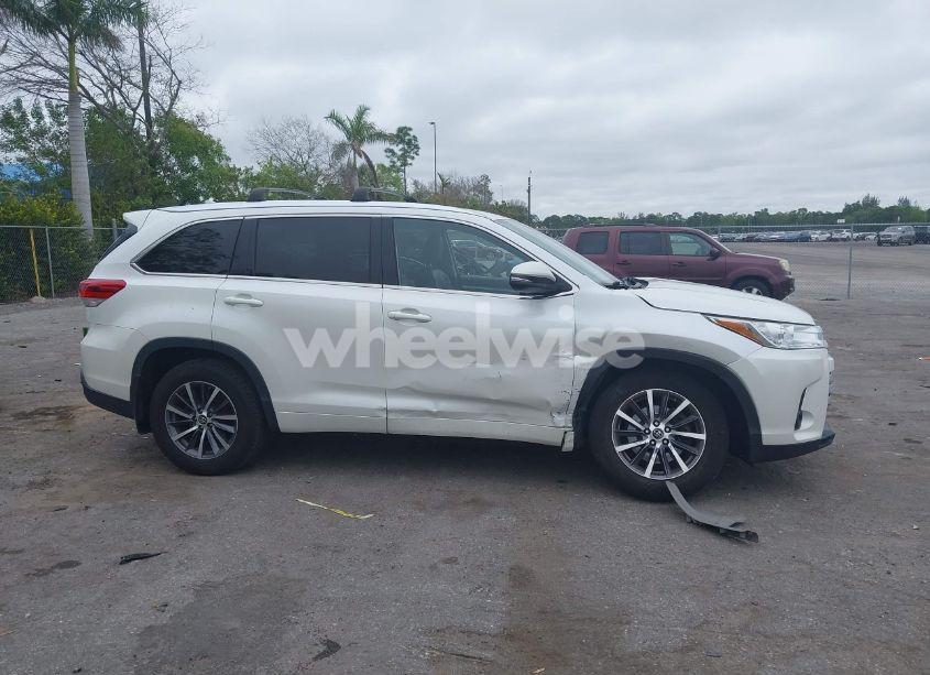 Photo 13 of 2017 Toyota Highlander XLE (VIN 5TDJZRFH7HS451253)