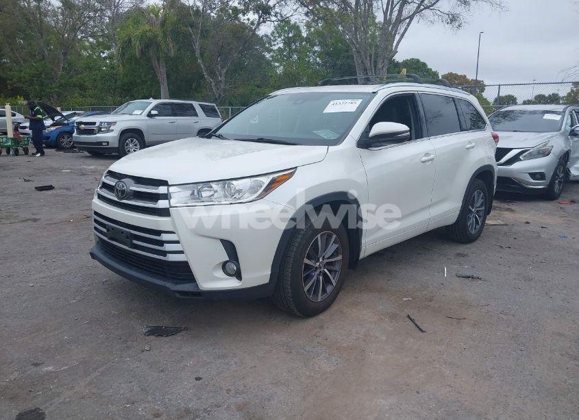 Photo 2 of 2017 Toyota Highlander XLE (VIN 5TDJZRFH7HS451253)