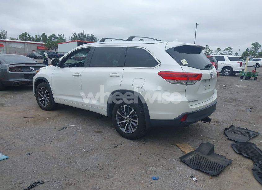Photo 3 of 2017 Toyota Highlander XLE (VIN 5TDJZRFH7HS451253)