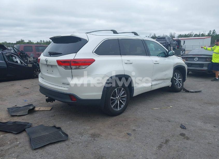Photo 4 of 2017 Toyota Highlander XLE (VIN 5TDJZRFH7HS451253)