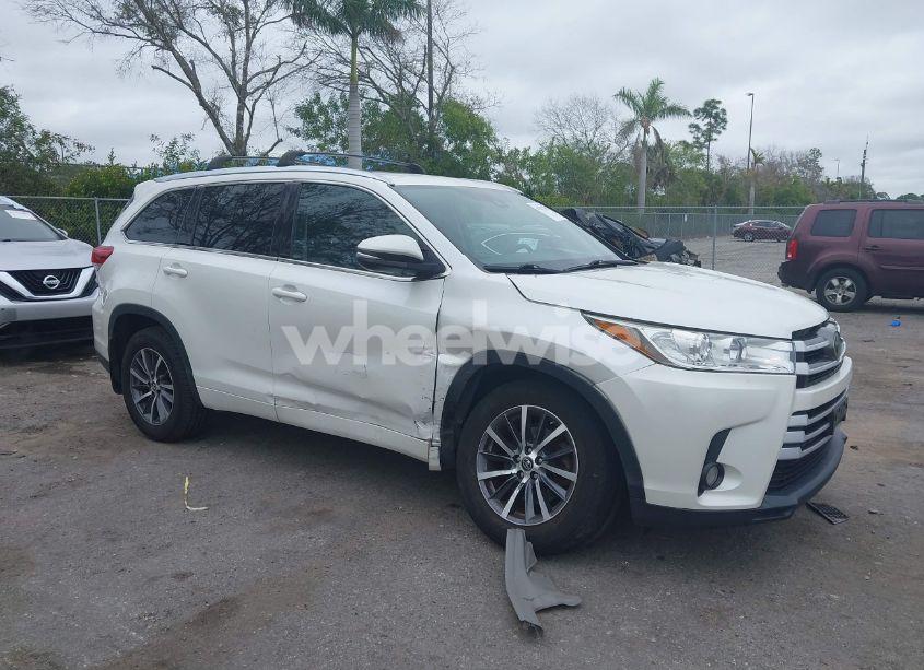 Photo 6 of 2017 Toyota Highlander XLE (VIN 5TDJZRFH7HS451253)