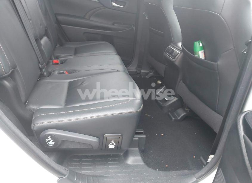 Photo 8 of 2017 Toyota Highlander XLE (VIN 5TDJZRFH7HS451253)