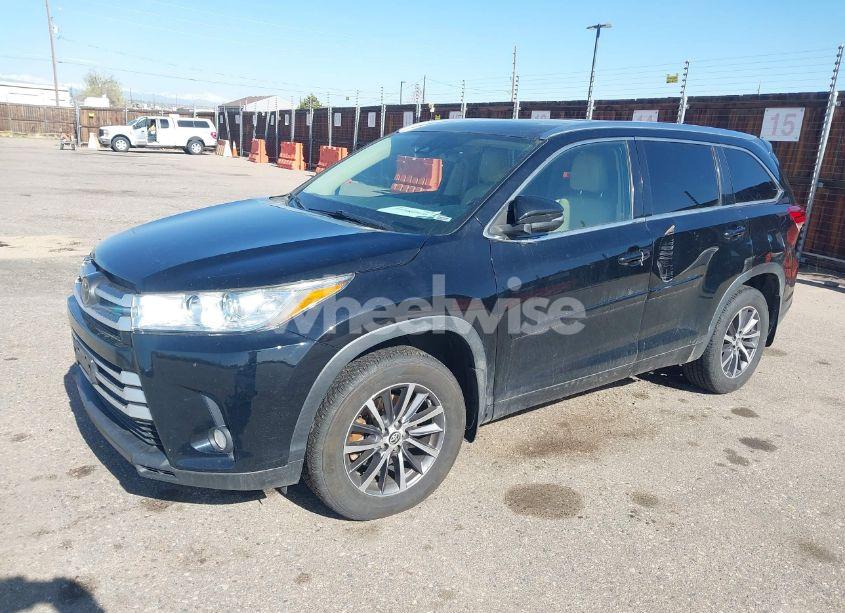 Photo 2 of 2017 Toyota Highlander XLE (VIN 5TDJZRFH7HS462950)