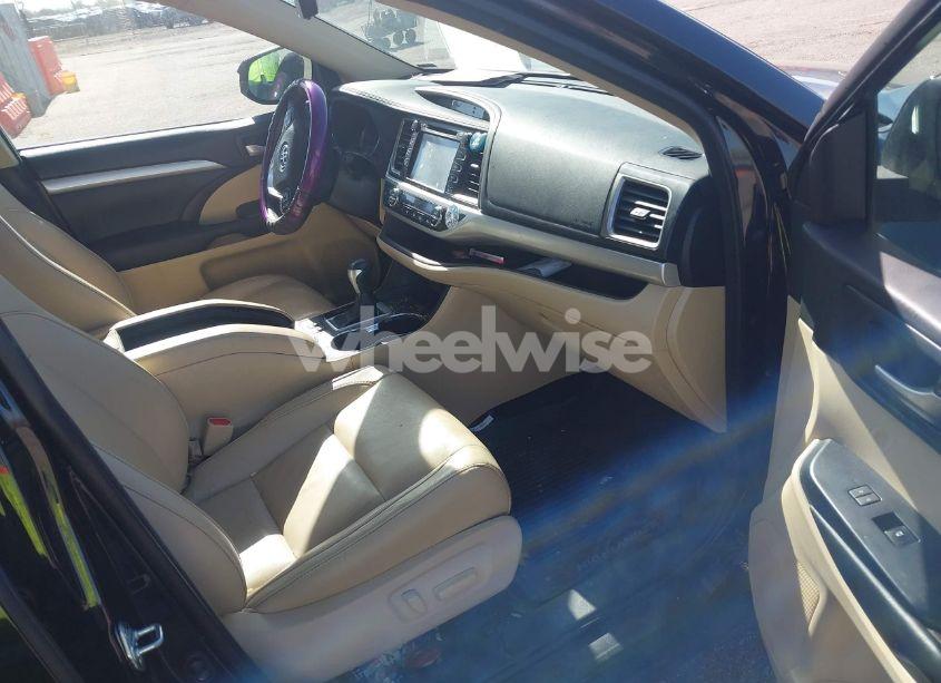 Photo 5 of 2017 Toyota Highlander XLE (VIN 5TDJZRFH7HS462950)