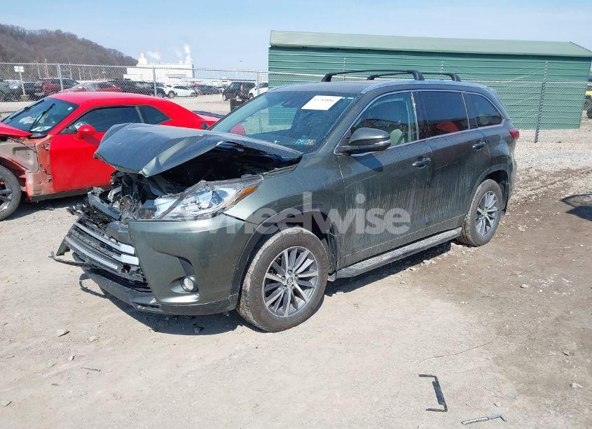 Photo 2 of 2017 Toyota Highlander XLE (VIN 5TDJZRFH7HS469915)