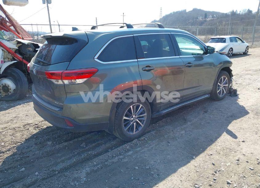 Photo 4 of 2017 Toyota Highlander XLE (VIN 5TDJZRFH7HS469915)