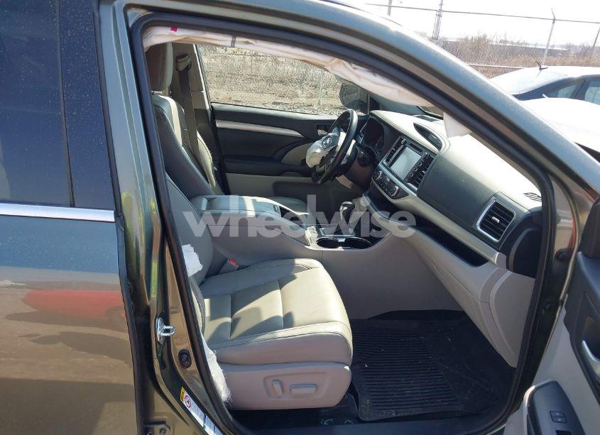 Photo 5 of 2017 Toyota Highlander XLE (VIN 5TDJZRFH7HS469915)