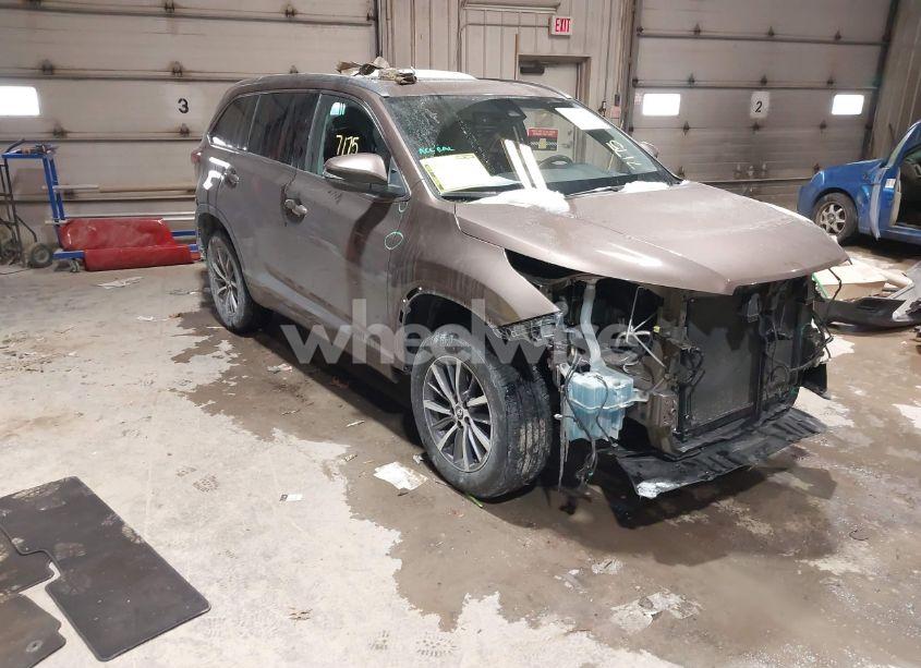 2017 Toyota Highlander XLE (VIN 5TDJZRFH7HS478100) main photo