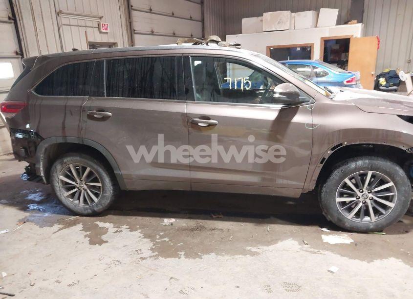 Photo 13 of 2017 Toyota Highlander XLE (VIN 5TDJZRFH7HS478100)