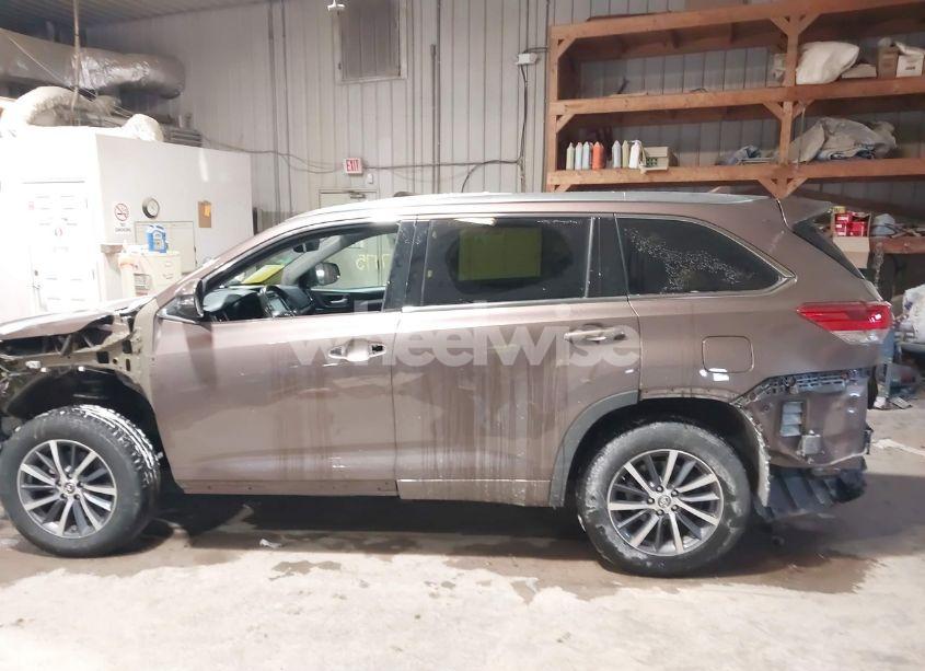 Photo 14 of 2017 Toyota Highlander XLE (VIN 5TDJZRFH7HS478100)