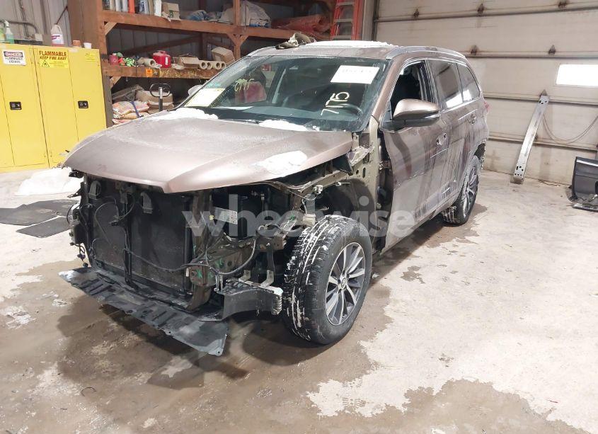 Photo 2 of 2017 Toyota Highlander XLE (VIN 5TDJZRFH7HS478100)