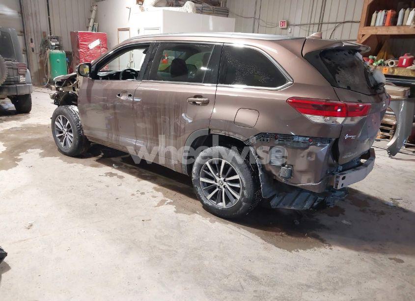 Photo 3 of 2017 Toyota Highlander XLE (VIN 5TDJZRFH7HS478100)