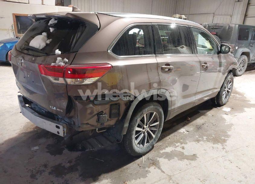 Photo 4 of 2017 Toyota Highlander XLE (VIN 5TDJZRFH7HS478100)