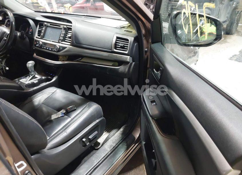 Photo 5 of 2017 Toyota Highlander XLE (VIN 5TDJZRFH7HS478100)