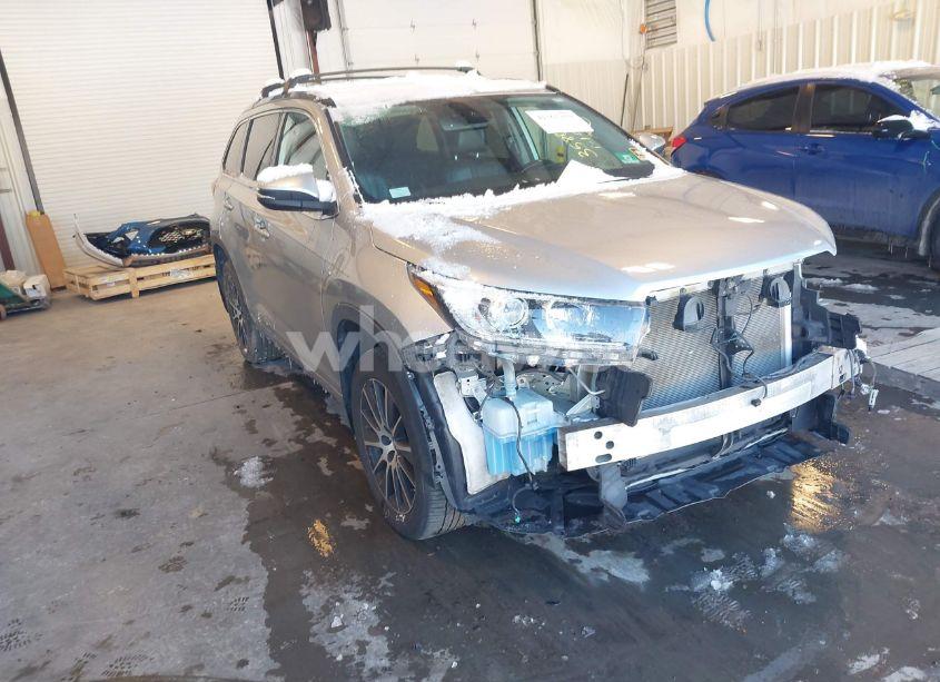 2018 Toyota Highlander SE (VIN 5TDJZRFH7JS550922) main photo