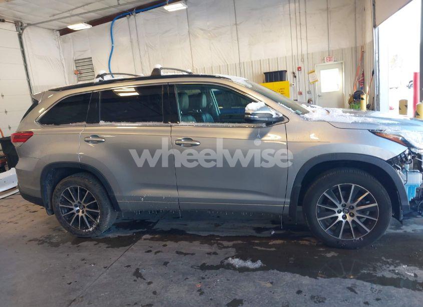 Photo 13 of 2018 Toyota Highlander SE (VIN 5TDJZRFH7JS550922)