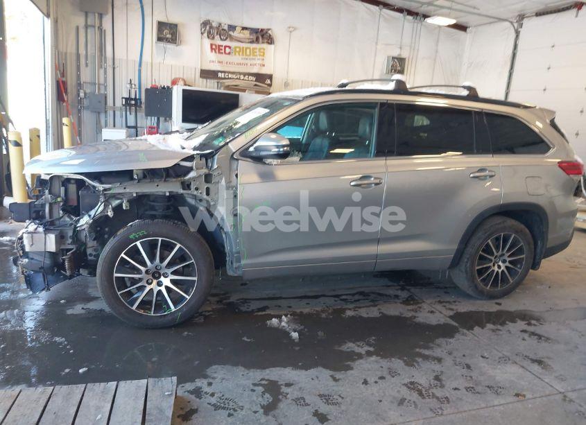 Photo 14 of 2018 Toyota Highlander SE (VIN 5TDJZRFH7JS550922)