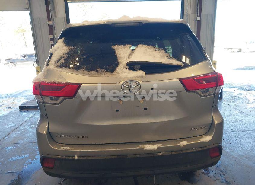Photo 16 of 2018 Toyota Highlander SE (VIN 5TDJZRFH7JS550922)