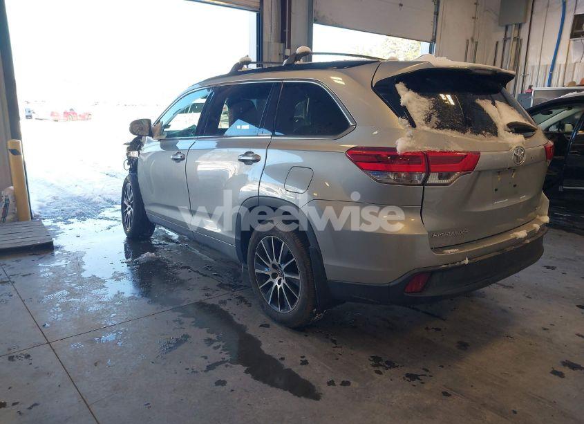 Photo 3 of 2018 Toyota Highlander SE (VIN 5TDJZRFH7JS550922)