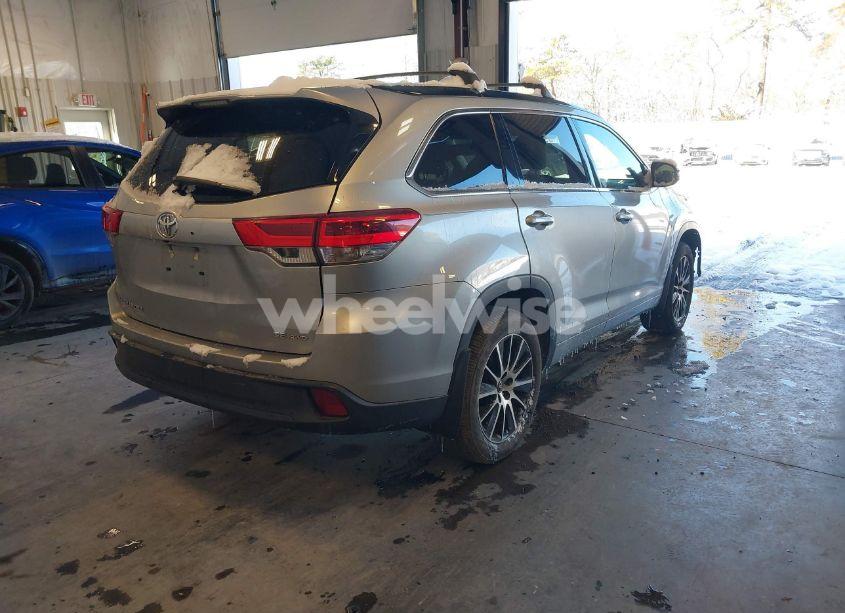 Photo 4 of 2018 Toyota Highlander SE (VIN 5TDJZRFH7JS550922)