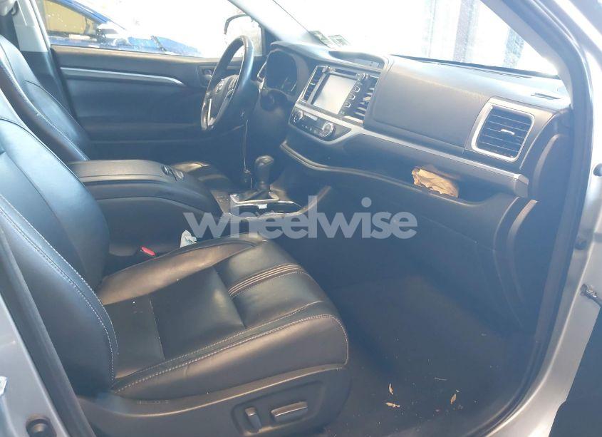 Photo 5 of 2018 Toyota Highlander SE (VIN 5TDJZRFH7JS550922)