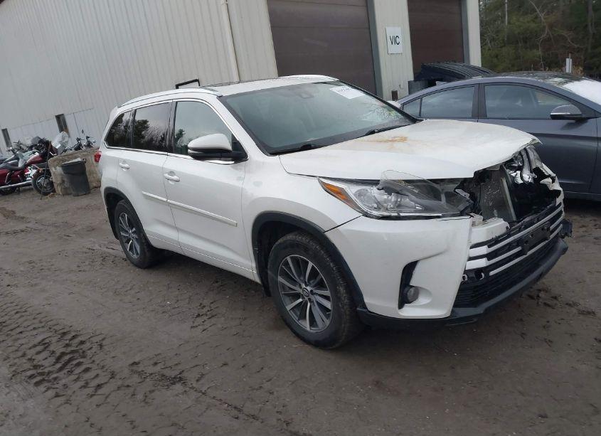 2018 Toyota Highlander XLE (VIN 5TDJZRFH7JS860472) main photo