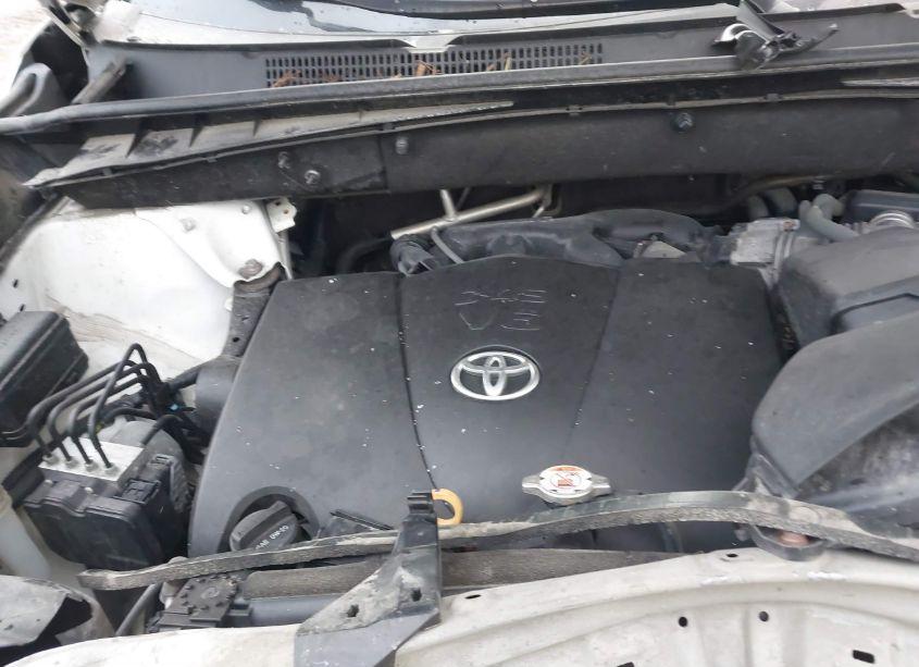 Photo 10 of 2018 Toyota Highlander XLE (VIN 5TDJZRFH7JS860472)