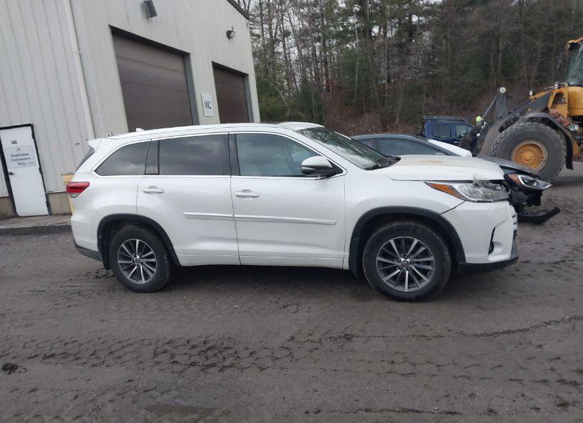 Photo 13 of 2018 Toyota Highlander XLE (VIN 5TDJZRFH7JS860472)
