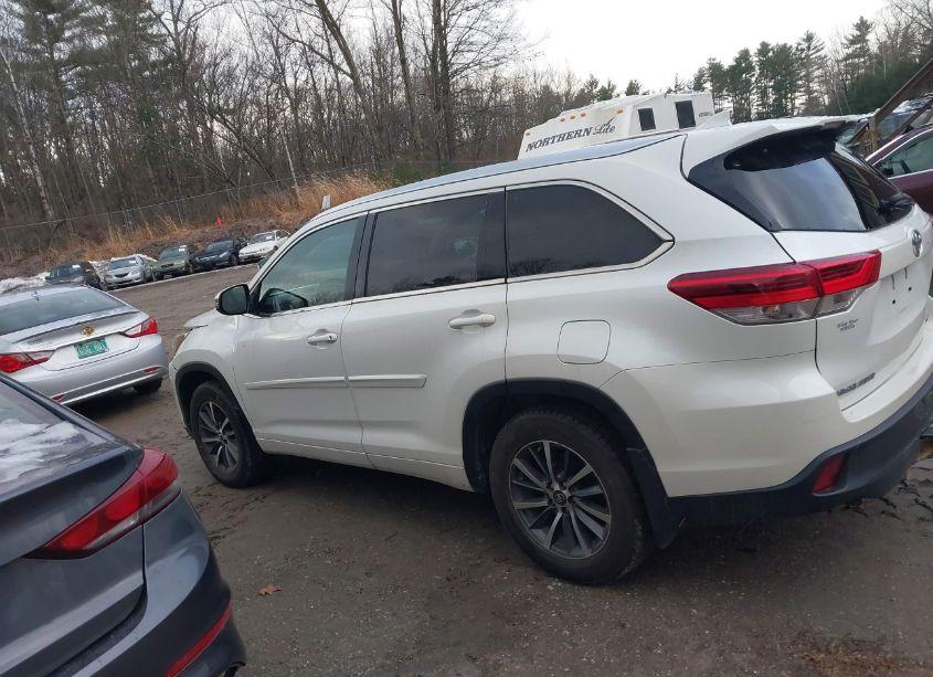 Photo 14 of 2018 Toyota Highlander XLE (VIN 5TDJZRFH7JS860472)