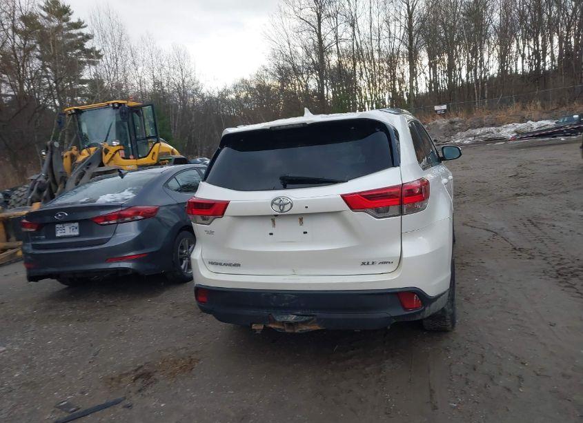 Photo 16 of 2018 Toyota Highlander XLE (VIN 5TDJZRFH7JS860472)