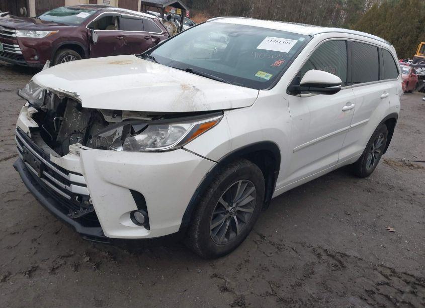 Photo 2 of 2018 Toyota Highlander XLE (VIN 5TDJZRFH7JS860472)