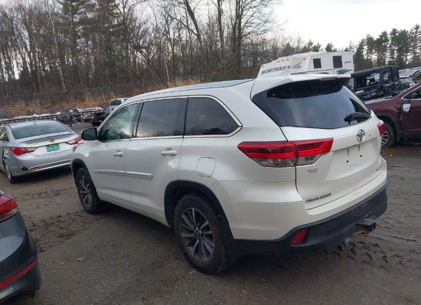 Photo 3 of 2018 Toyota Highlander XLE (VIN 5TDJZRFH7JS860472)