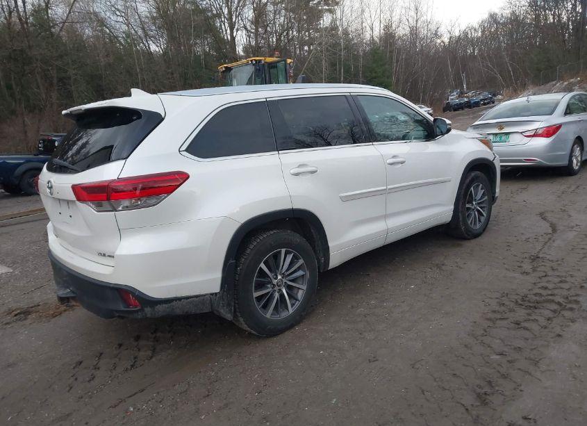 Photo 4 of 2018 Toyota Highlander XLE (VIN 5TDJZRFH7JS860472)